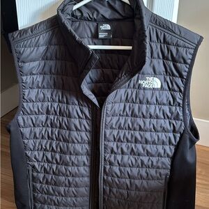The North Face Men's Black Canyonlands Hybrid Vest